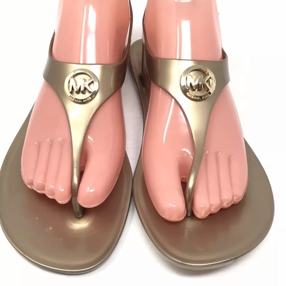 Michael Kors Womens Lillie Gold Size 7 MK Logo Plate Jelly Thong PVC Sandals - Picture 1 of 7